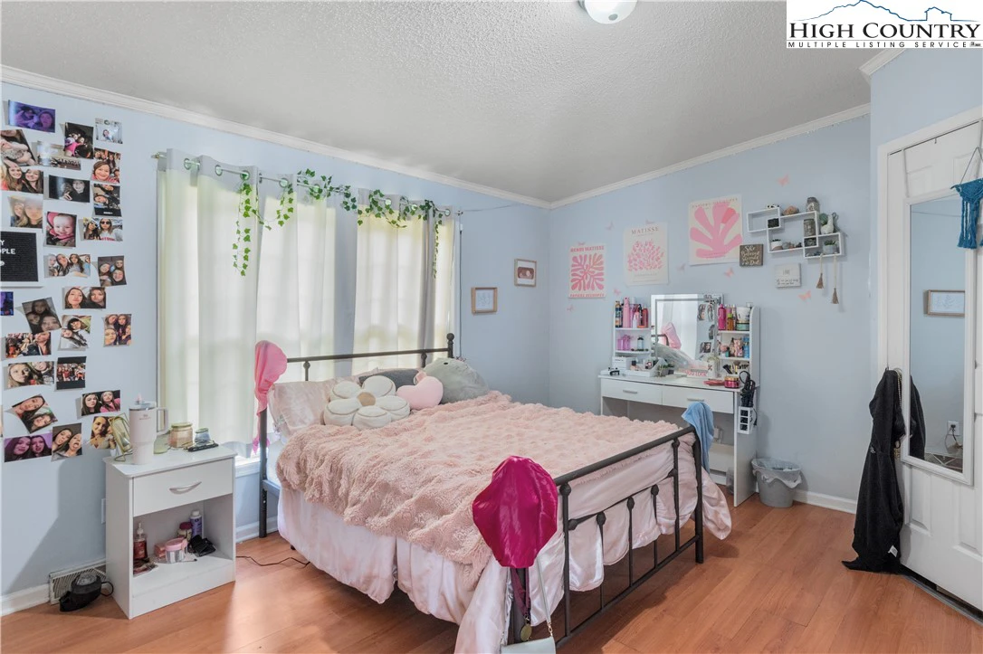 Image number 4 for the current listing
