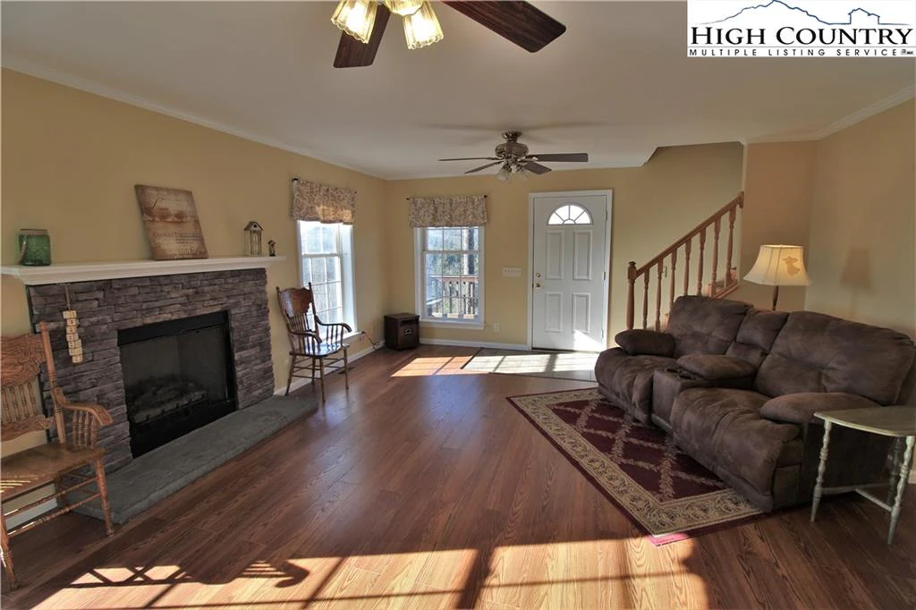 Image number 21 for the current listing