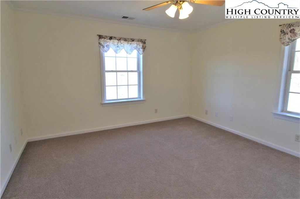 Image number 11 for the current listing