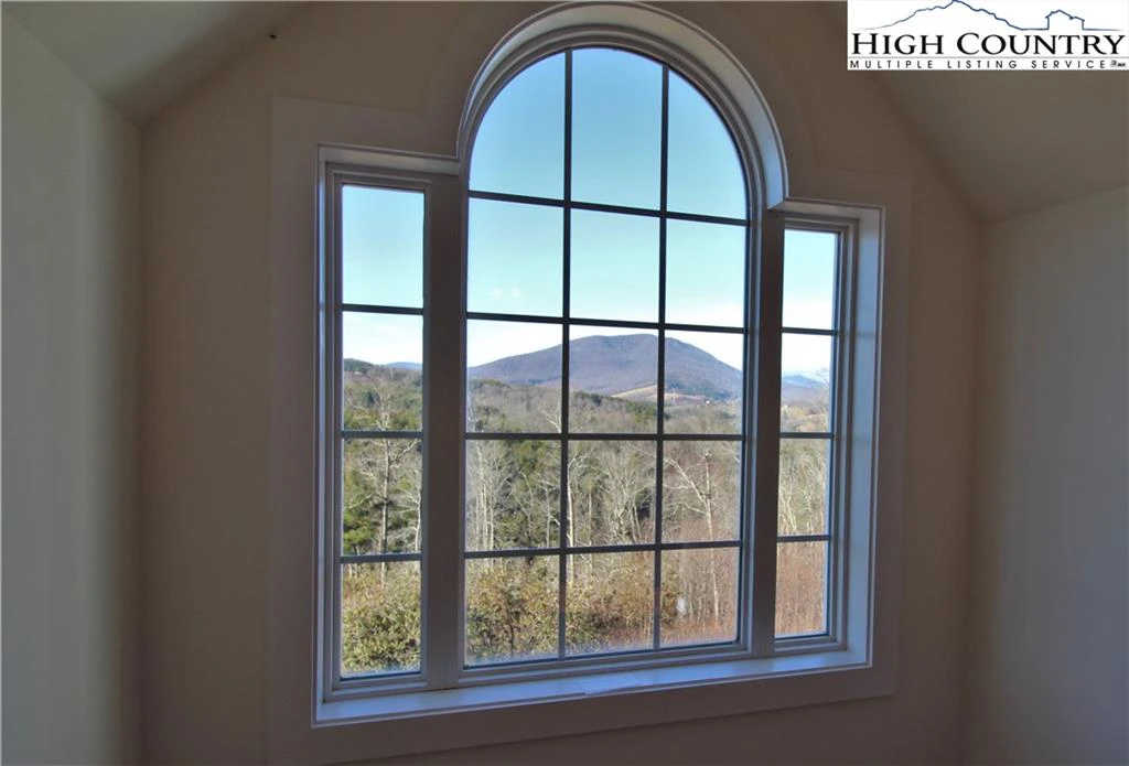 Image number 4 for the current listing