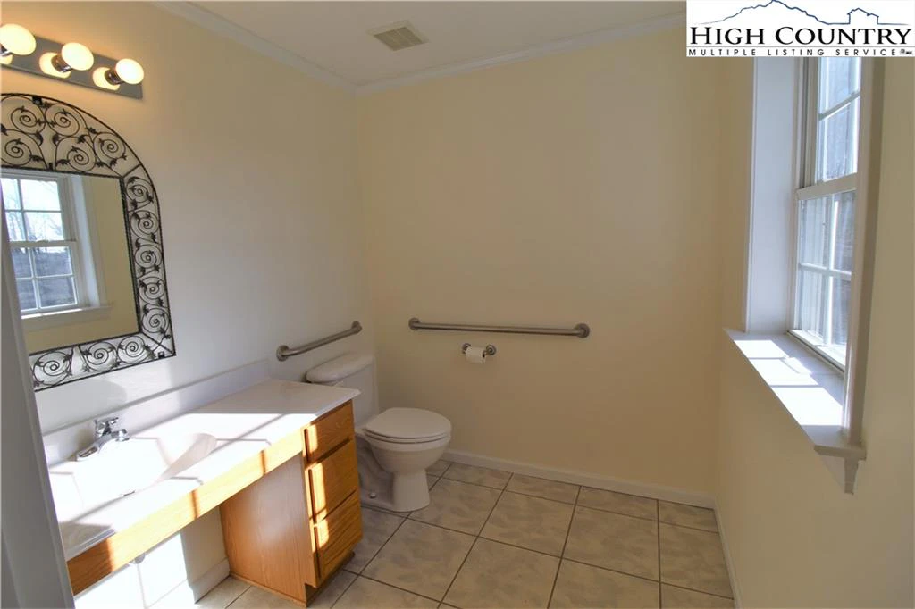 Image number 9 for the current listing