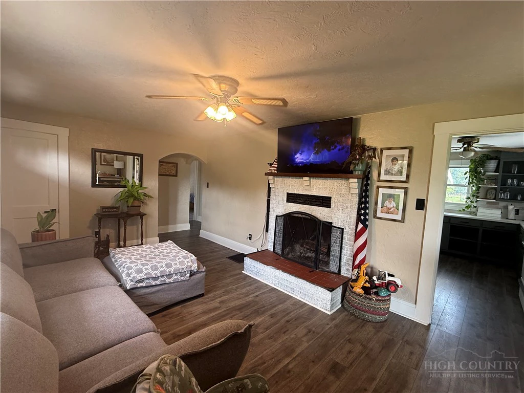 Image number 2 for the current listing