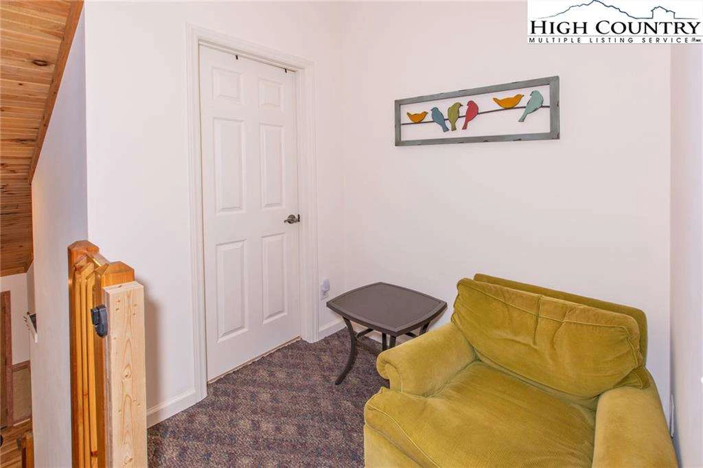 Image number 19 for the current listing