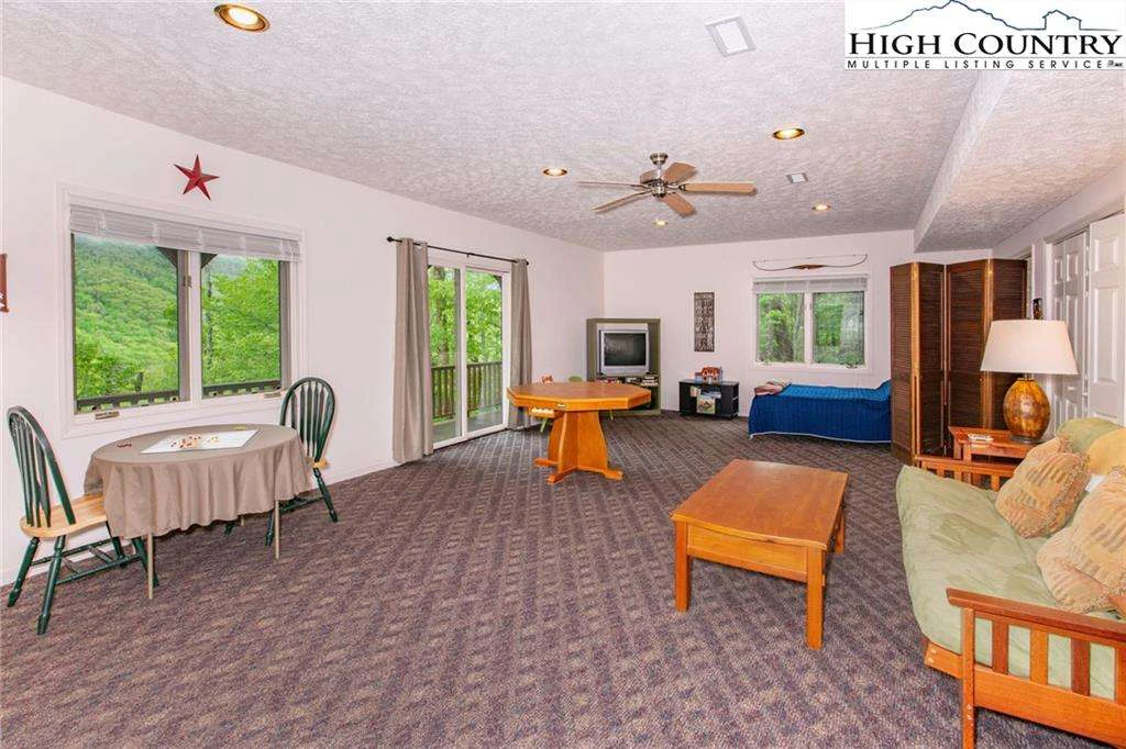 Image number 4 for the current listing