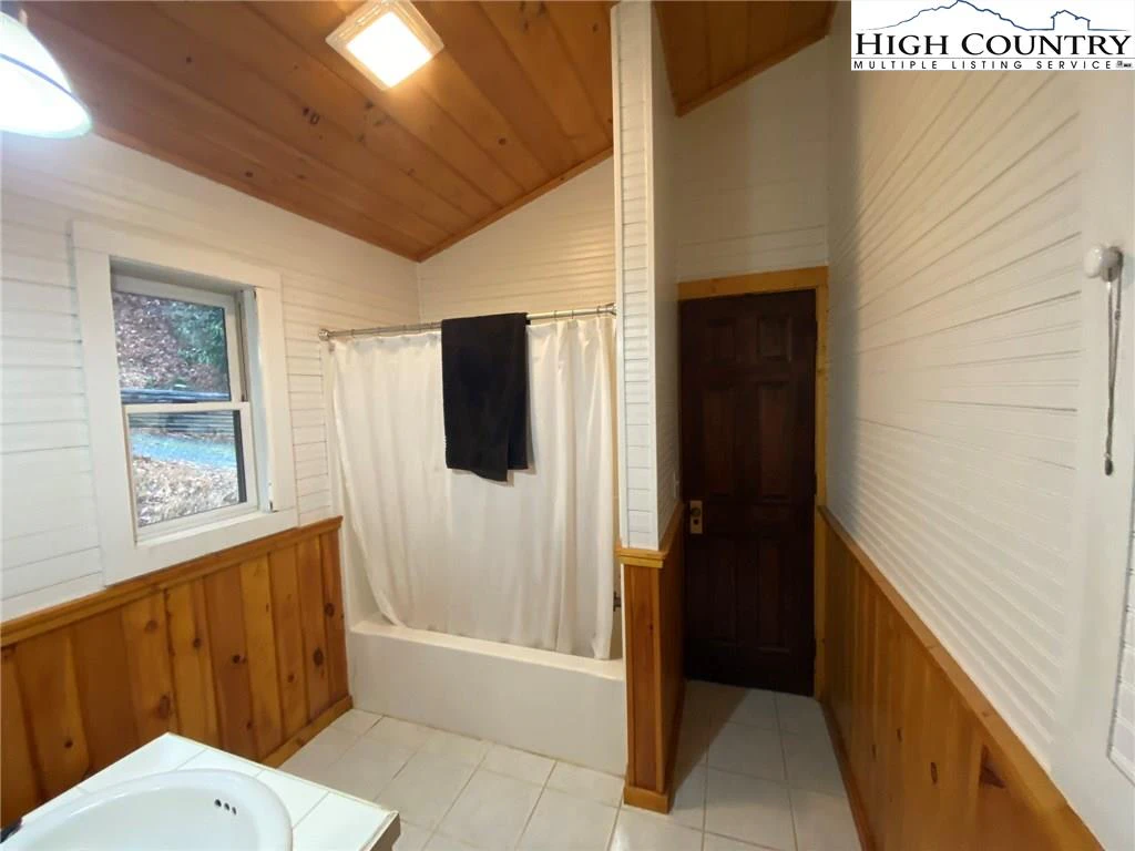 Image number 19 for the current listing
