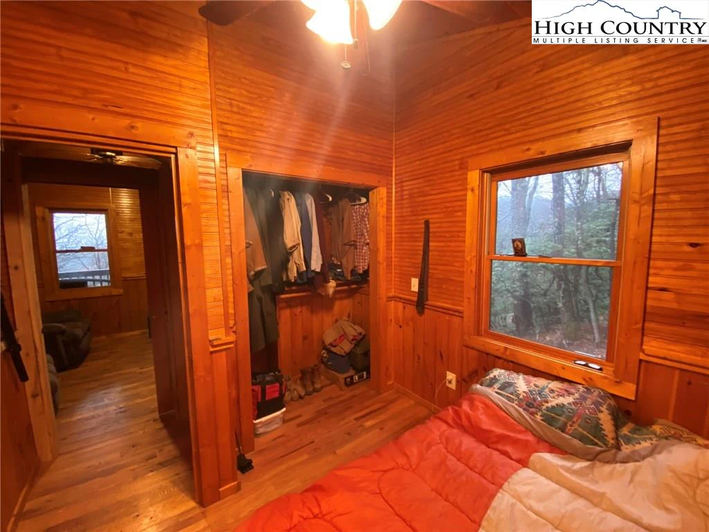 Image number 18 for the current listing