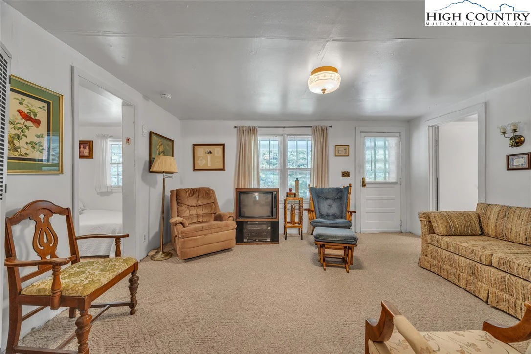 Image number 19 for the current listing