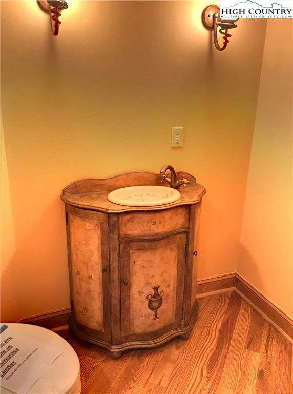 Image number 6 for the current listing