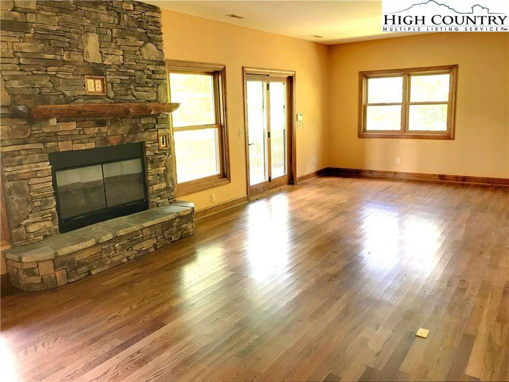 Image number 8 for the current listing