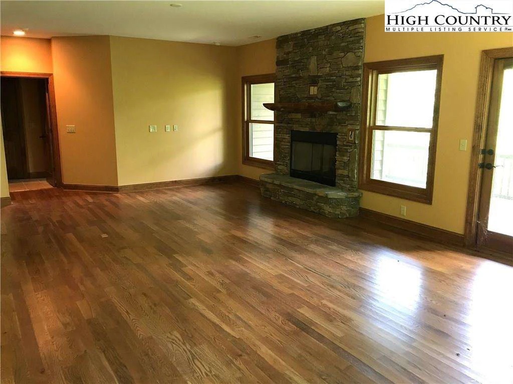 Image number 9 for the current listing