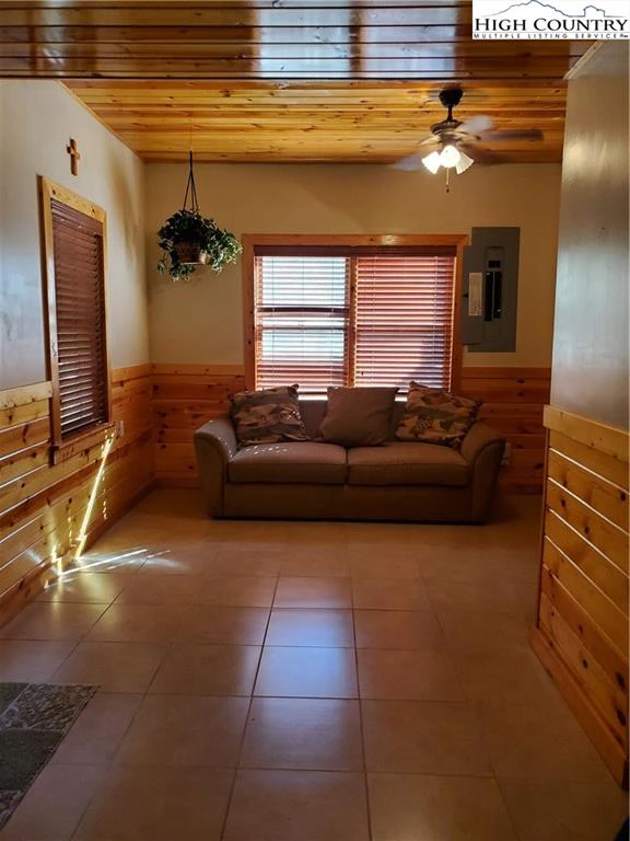 Image number 8 for the current listing
