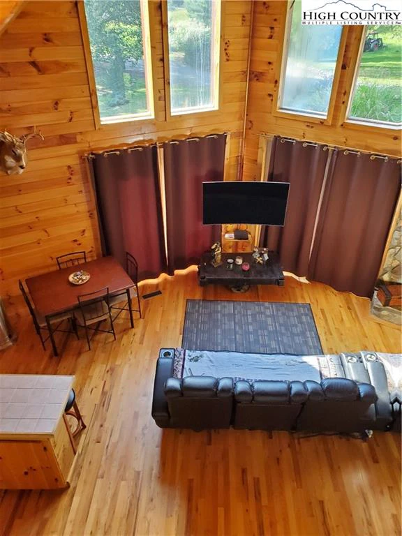 Image number 19 for the current listing