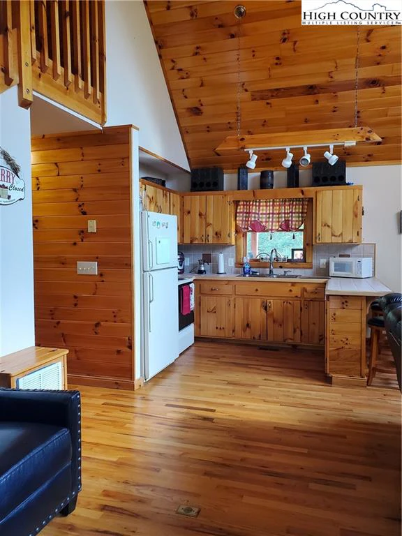 Image number 16 for the current listing
