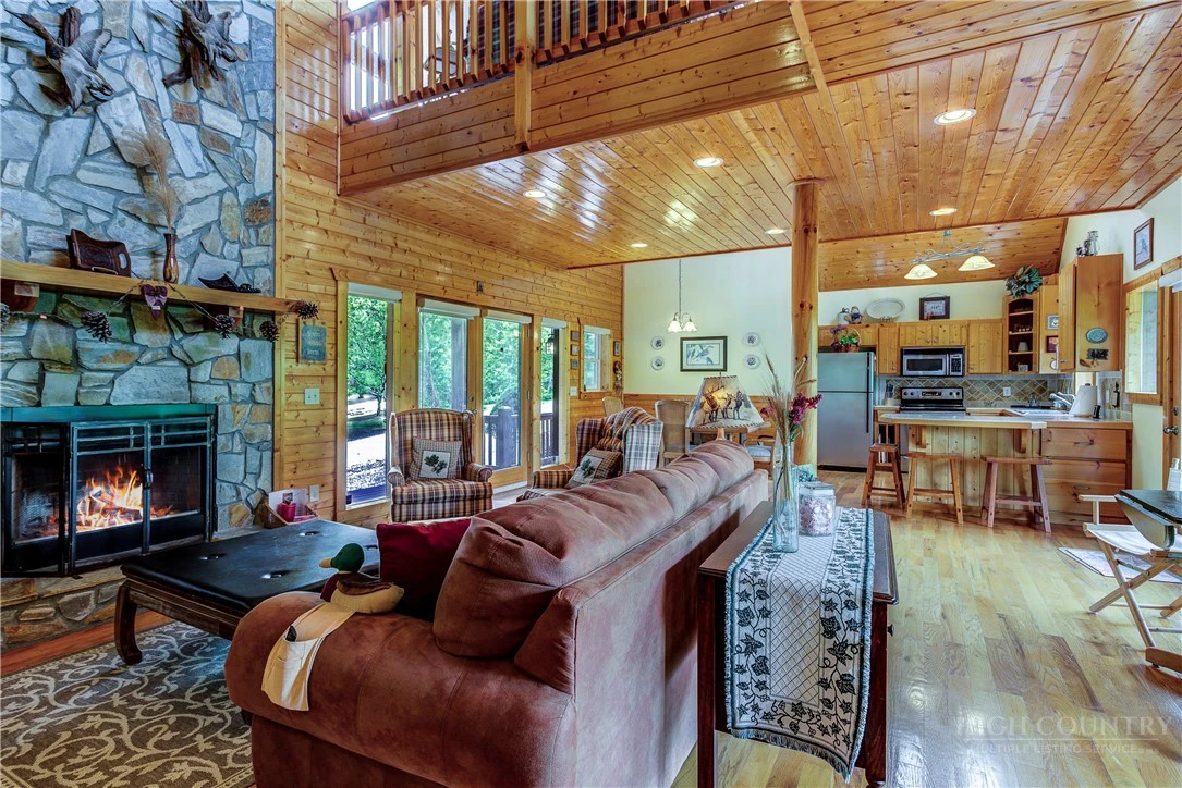 Image number 14 for the current listing