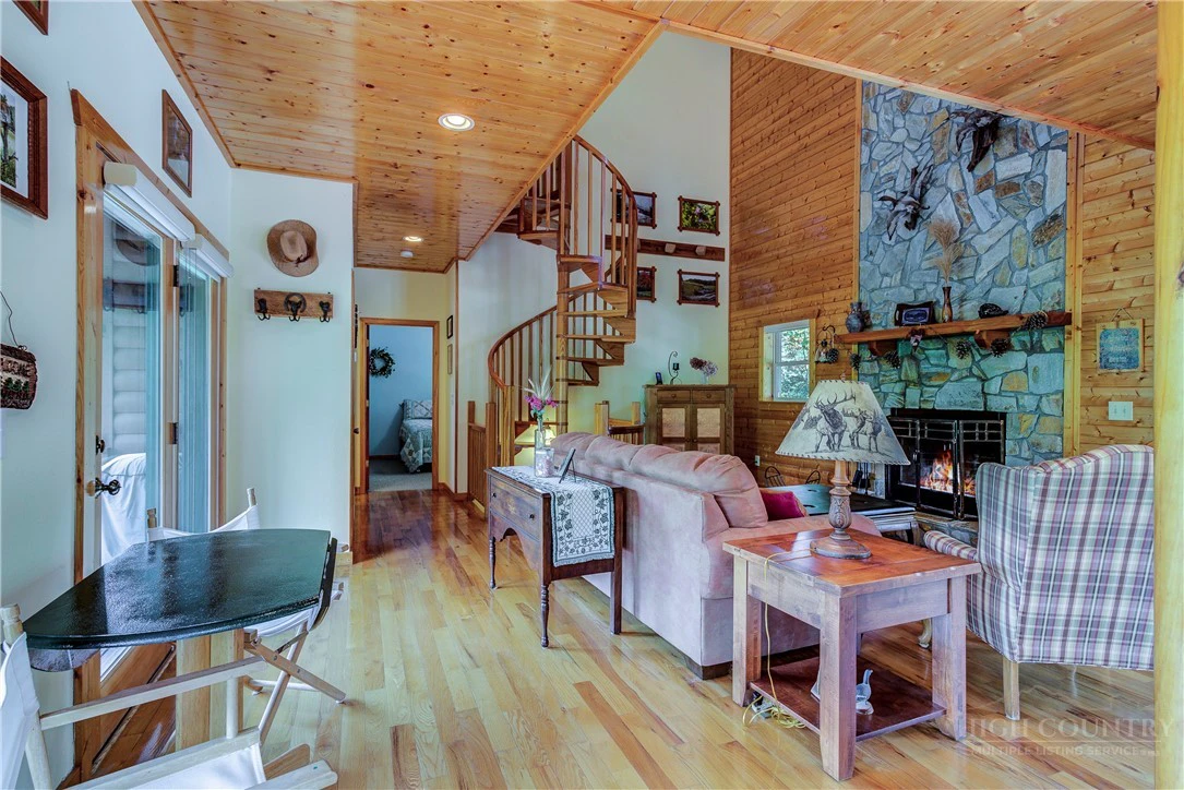 Image number 15 for the current listing