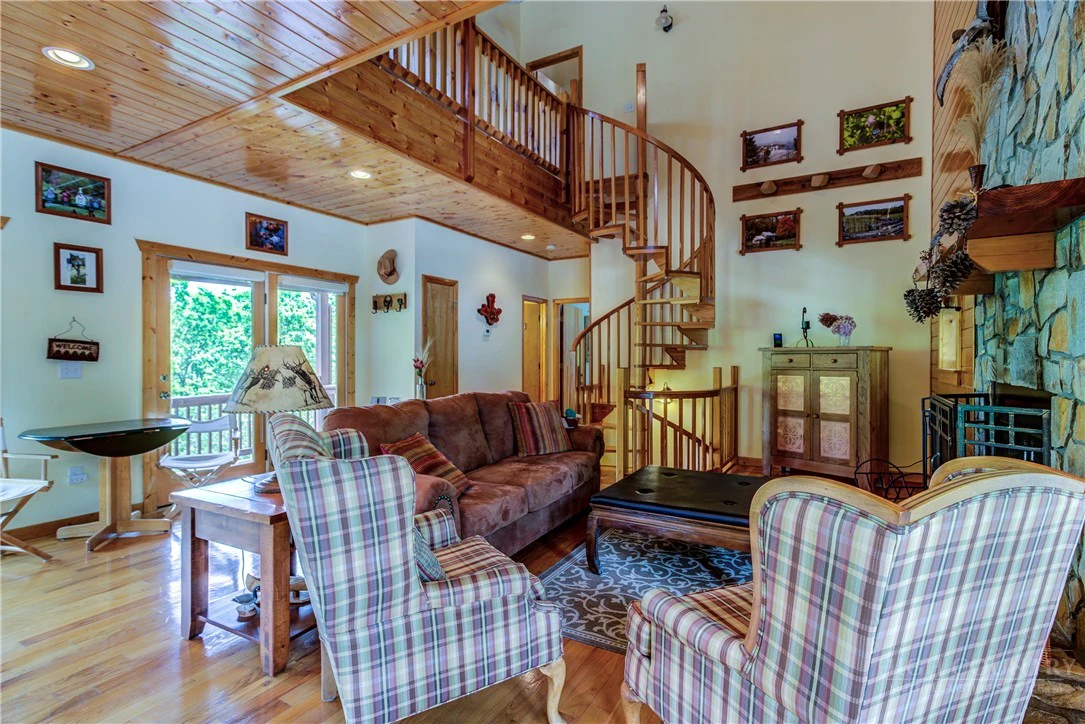 Image number 16 for the current listing