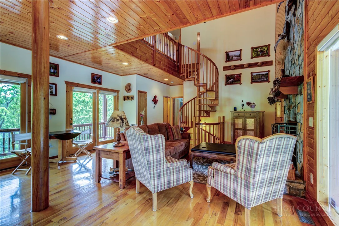 Image number 17 for the current listing