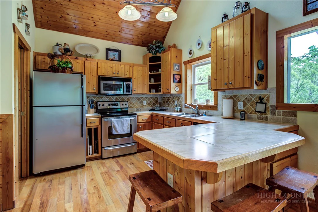 Image number 19 for the current listing