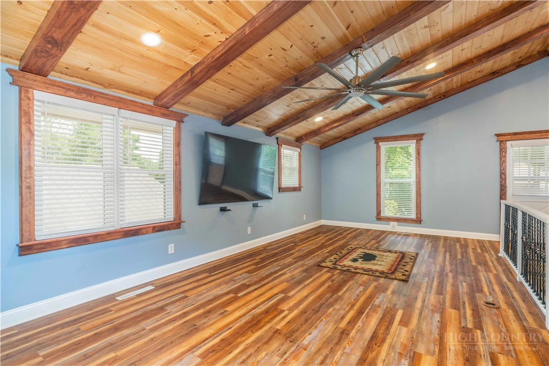 Image number 19 for the current listing