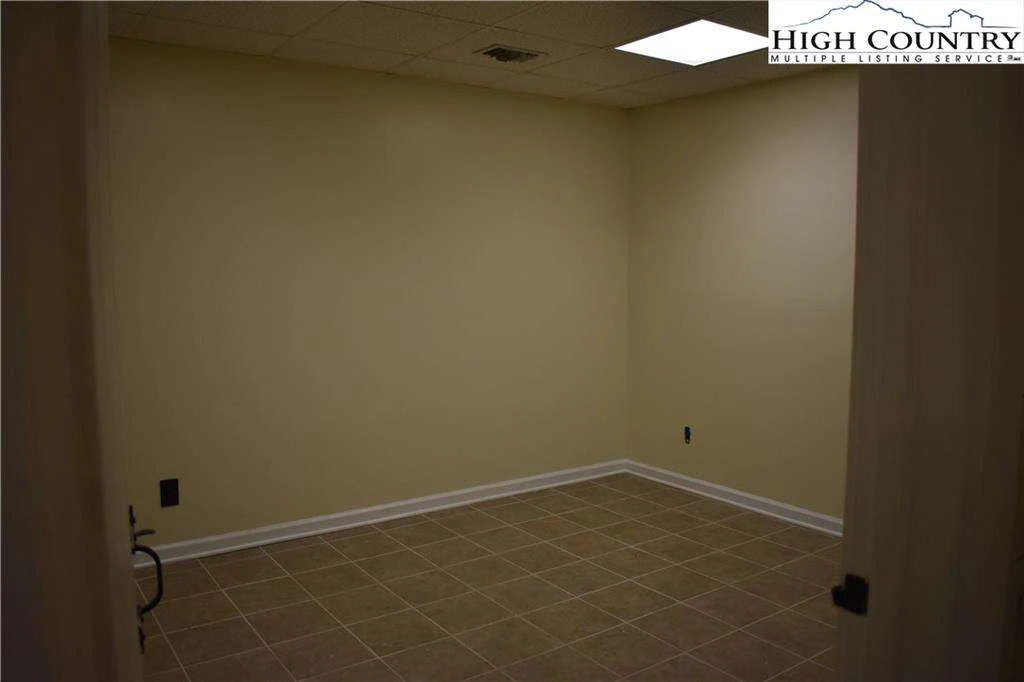 Image number 16 for the current listing