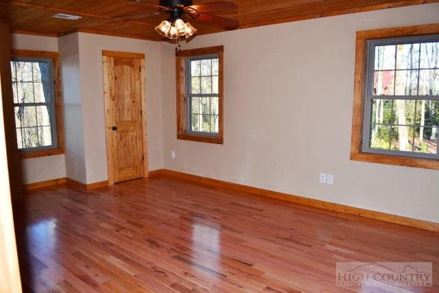 Image number 11 for the current listing