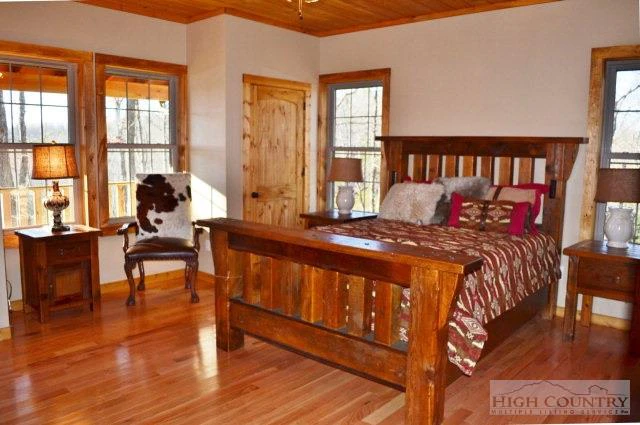Image number 18 for the current listing