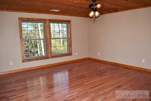 Image number 16 for the current listing