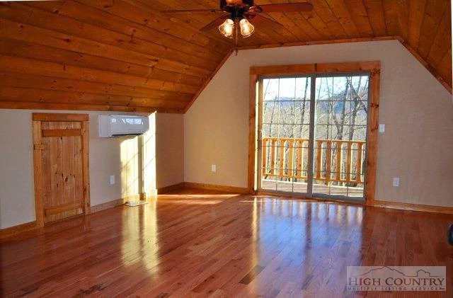 Image number 14 for the current listing