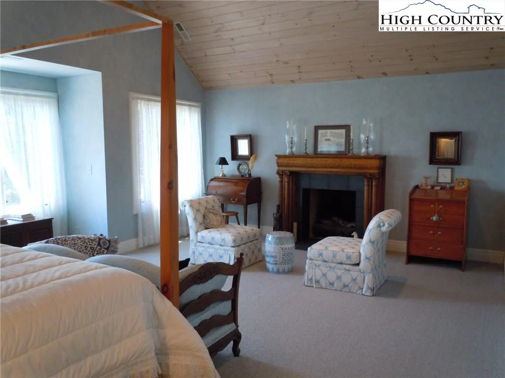 Image number 4 for the current listing