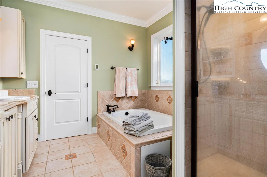 Image number 3 for the current listing