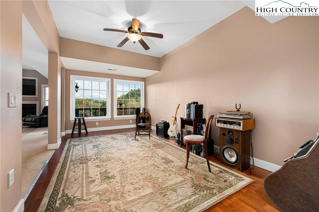 Image number 17 for the current listing