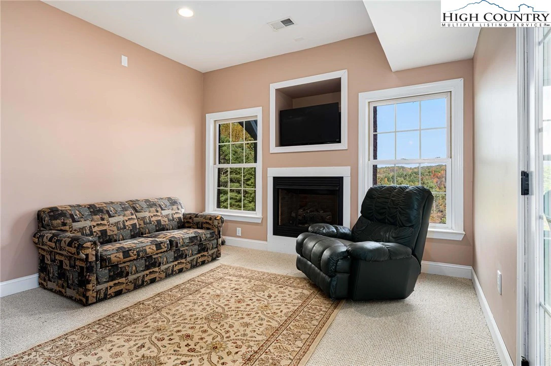 Image number 19 for the current listing