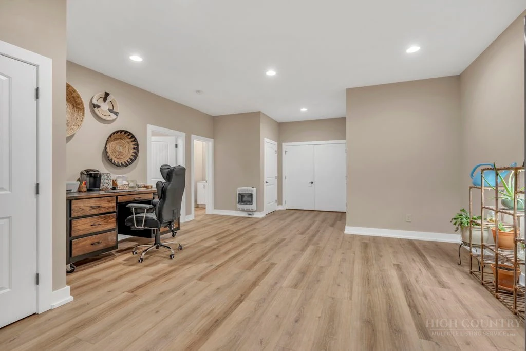Image number 2 for the current listing