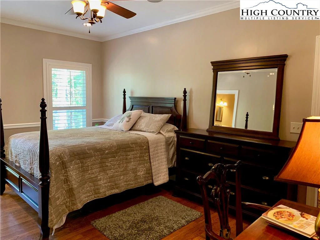 Image number 5 for the current listing