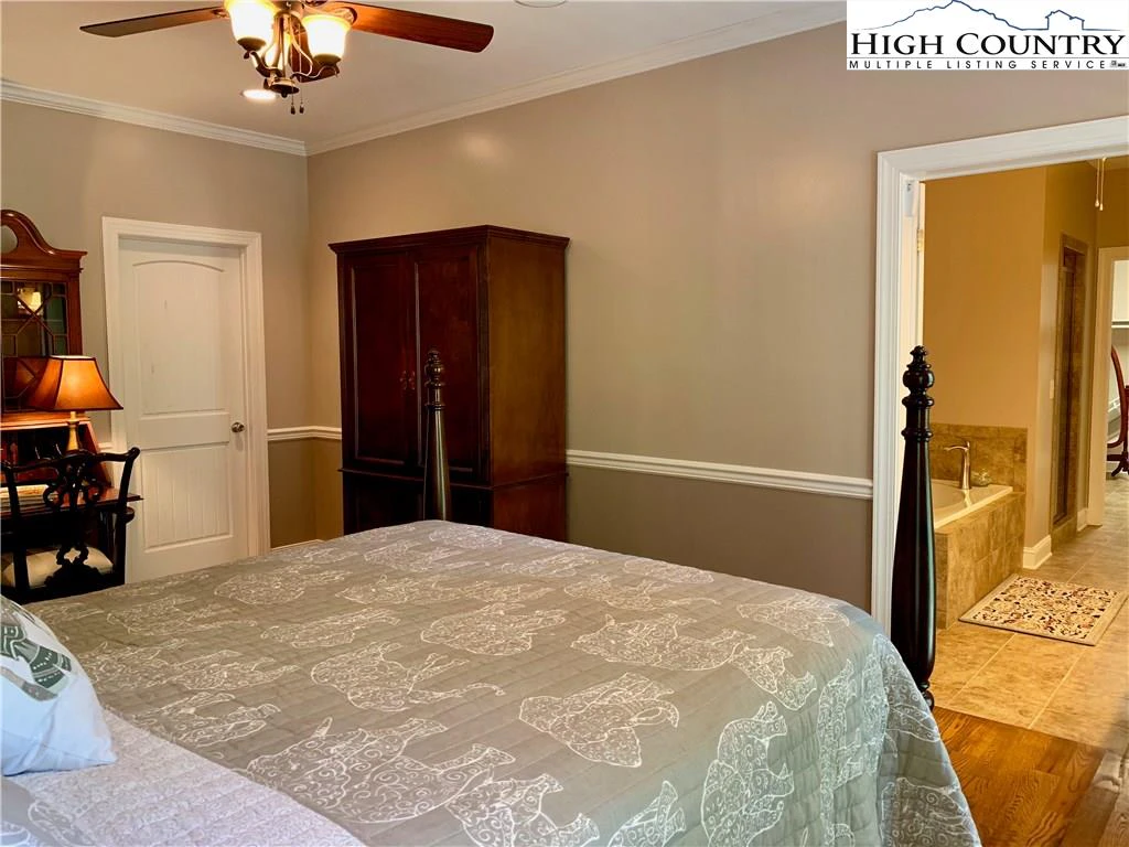 Image number 7 for the current listing