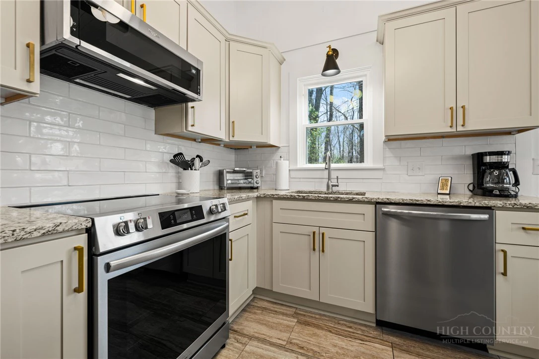 Image number 19 for the current listing