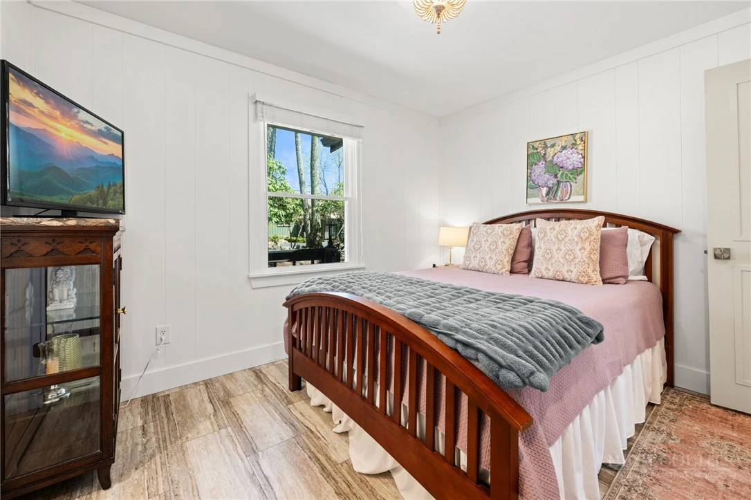 Image number 14 for the current listing