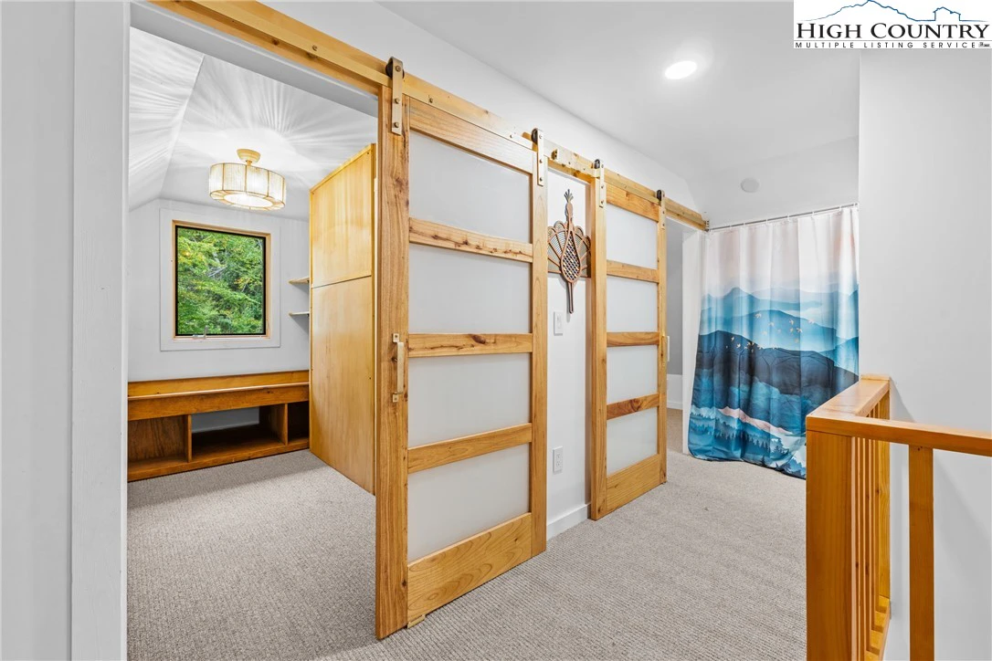 Image number 2 for the current listing