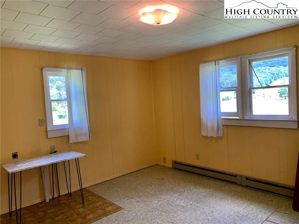 Image number 14 for the current listing