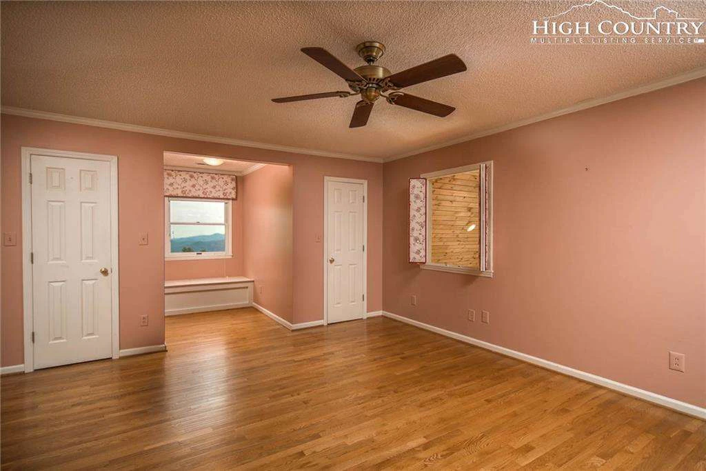 Image number 4 for the current listing