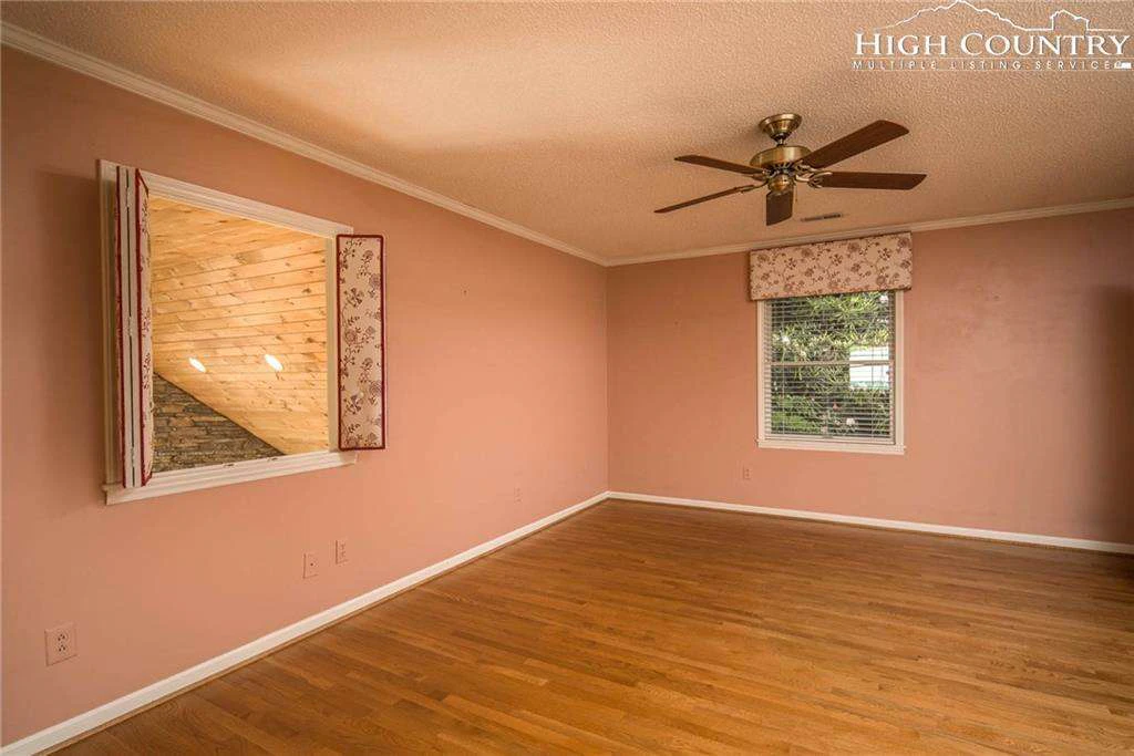 Image number 5 for the current listing