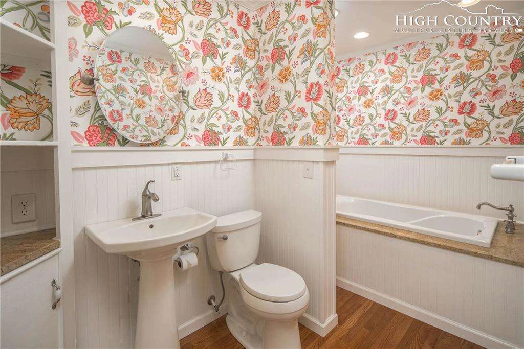 Image number 7 for the current listing