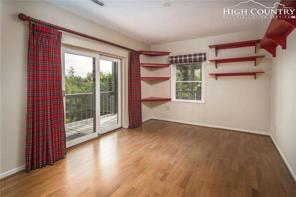 Image number 9 for the current listing