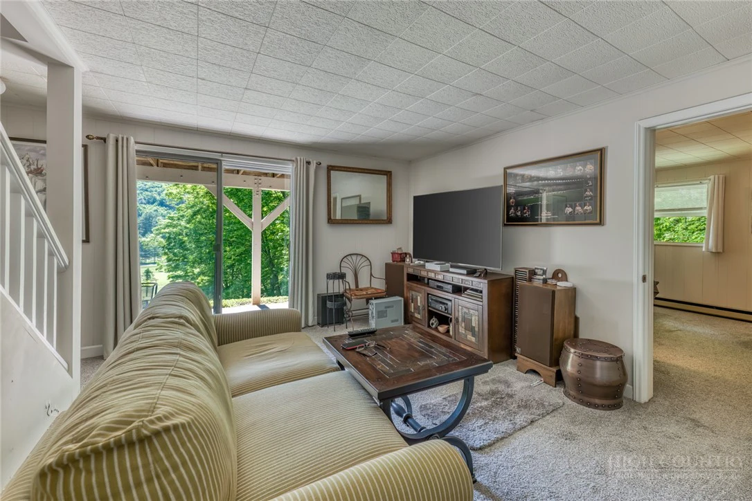 Image number 21 for the current listing