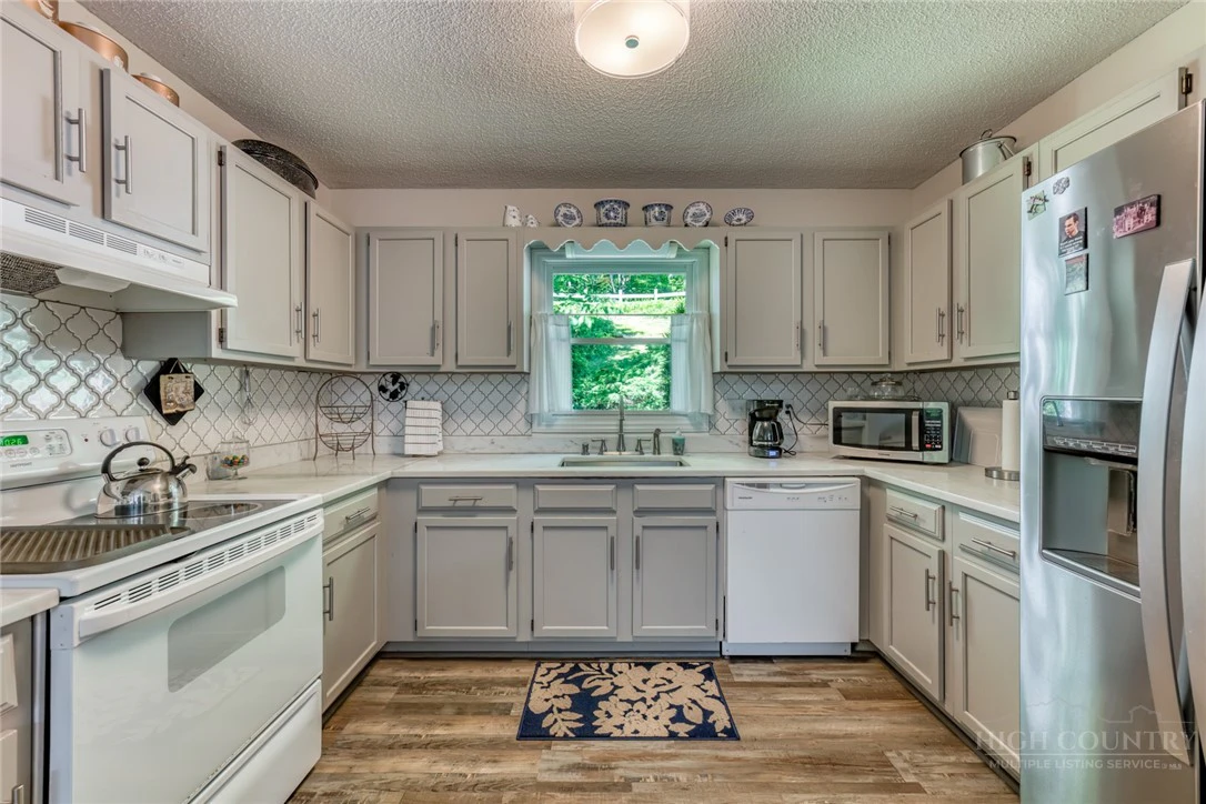 Image number 7 for the current listing