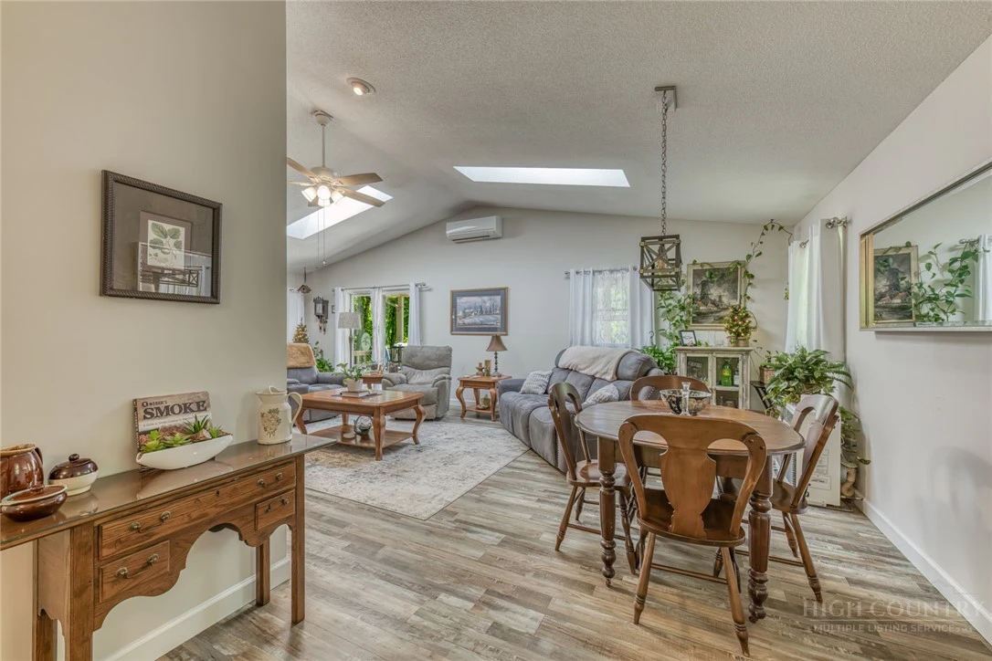 Image number 8 for the current listing