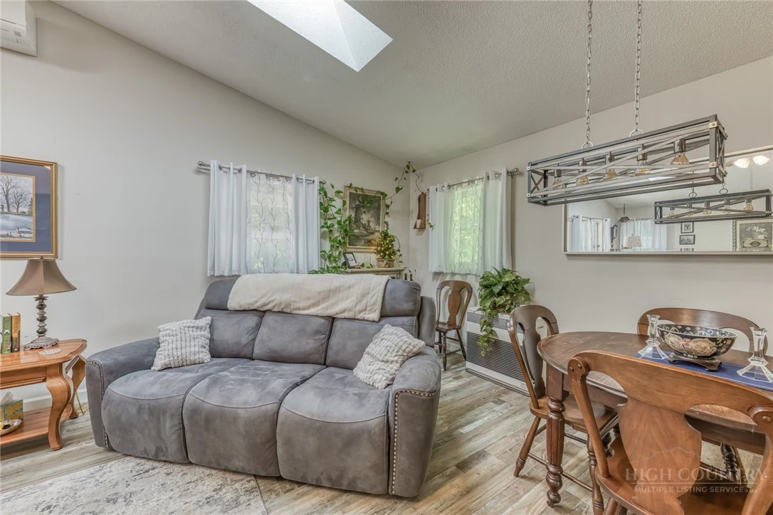 Image number 9 for the current listing