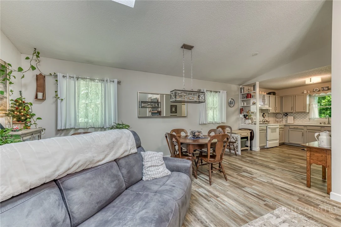 Image number 10 for the current listing