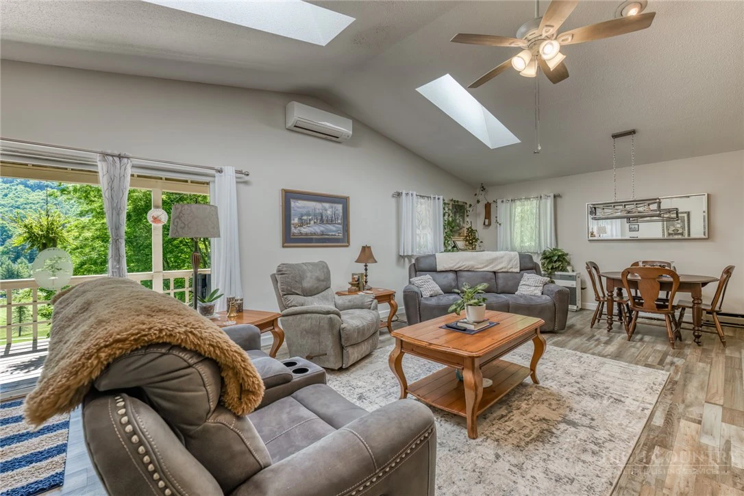 Image number 13 for the current listing