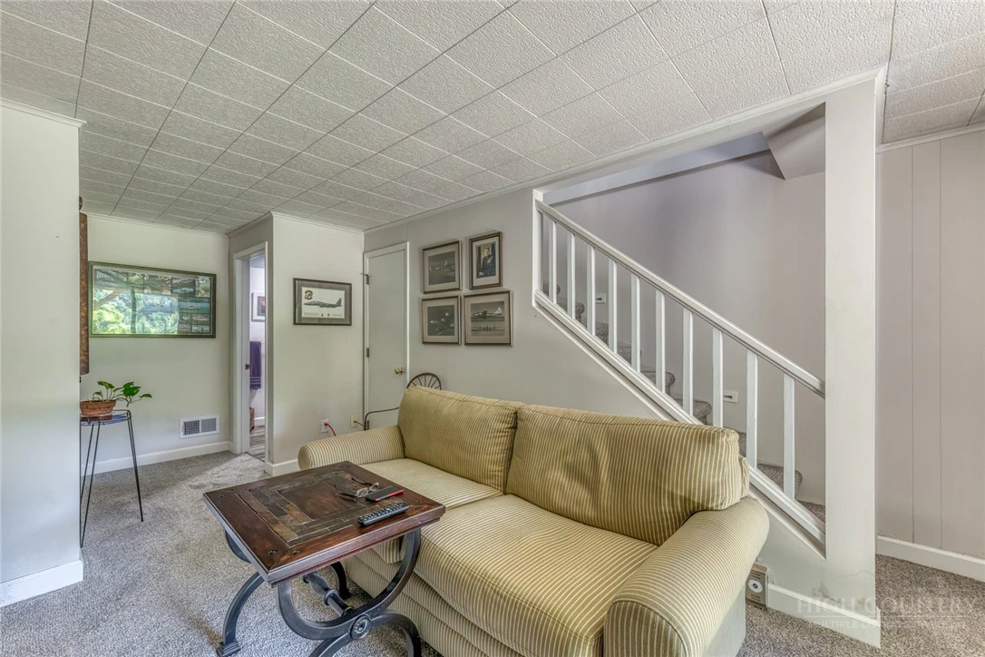 Image number 18 for the current listing